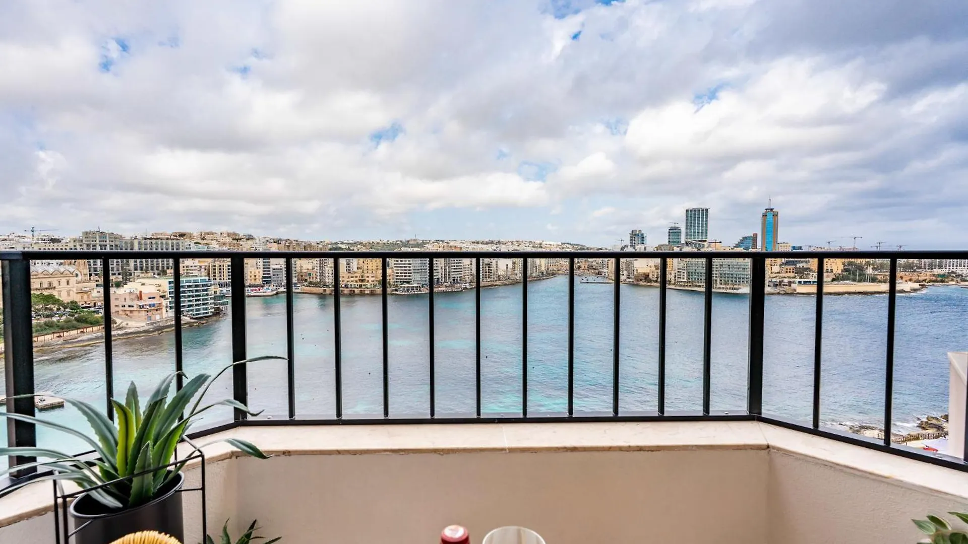 Prime Location 3Br Apartment With Stunning View By Arcobnb Sliema Malta